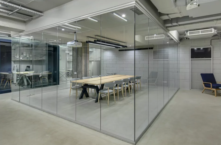 Płyty na wymiar z plexi: Twoje przezroczyste mistrzostwo projektowania